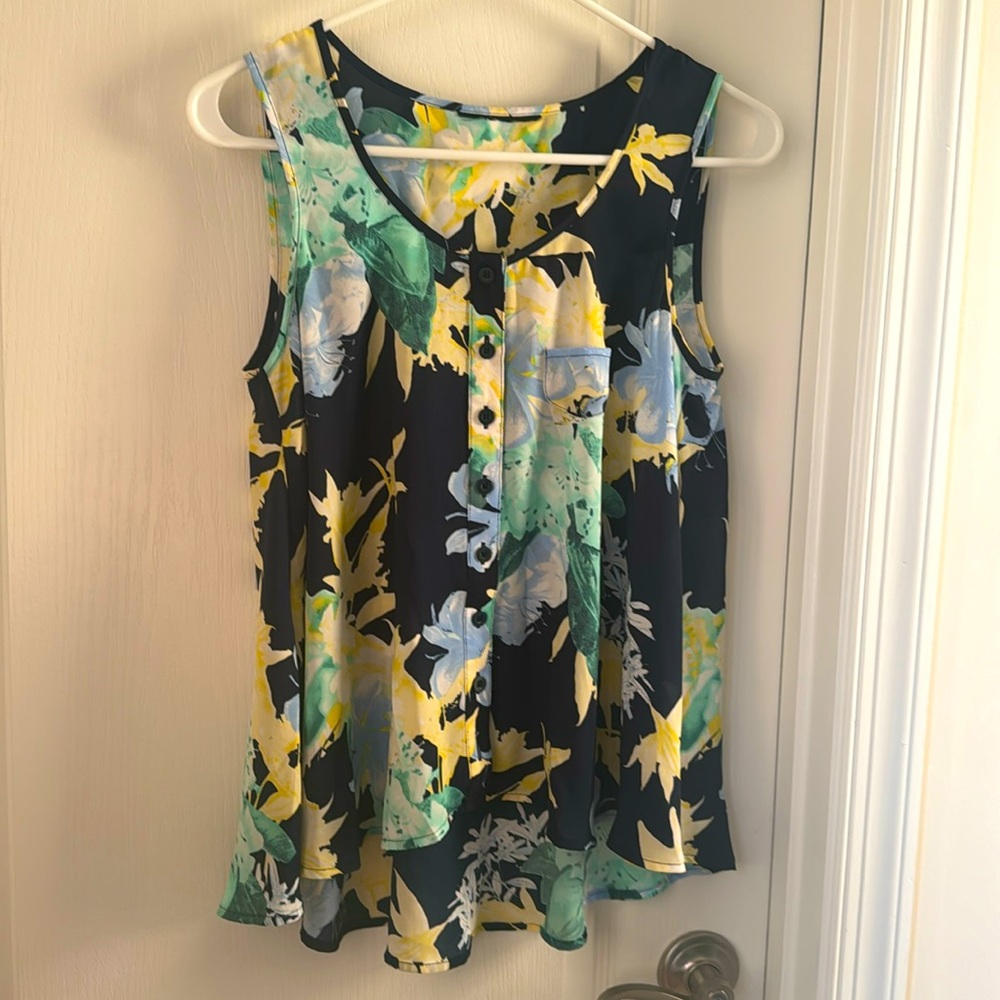 Women sleeveless top, small